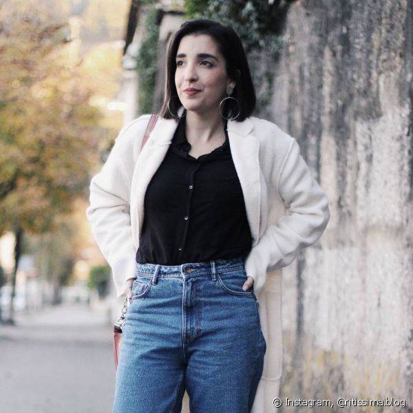 As cal?as mom jeans e de cintura alta, que s?o confort?veis e alongam a silhueta, eram febre dos anos 90 e hoje est?o nos guarda-roupas da maioria das mulheres (Foto: Instagram @ritissima.blog)